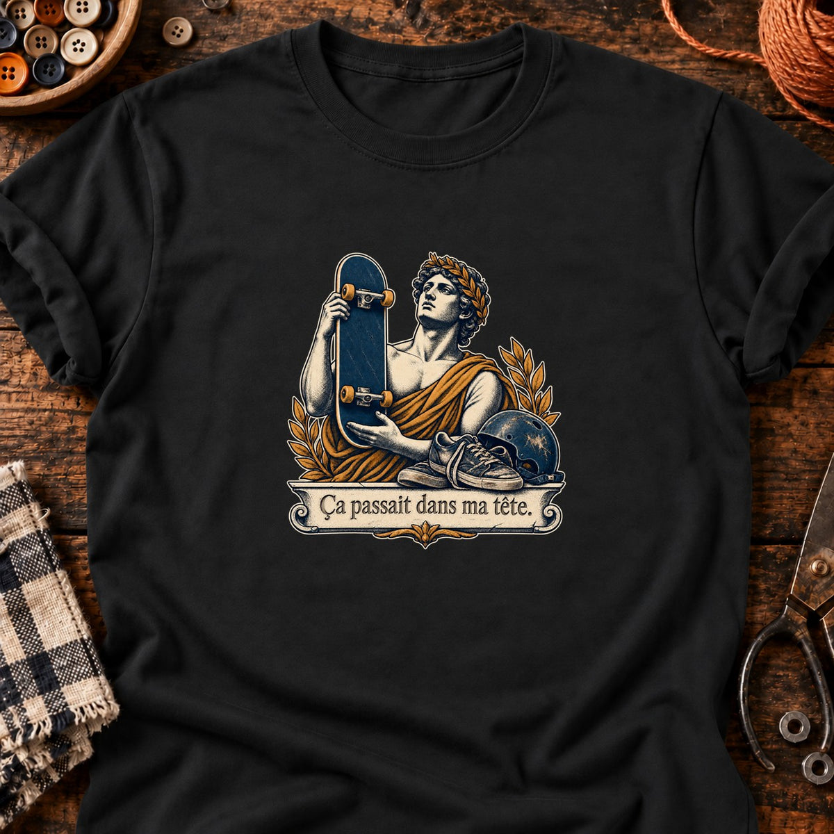 Skateboard et chaussures usées — T-shirt noir