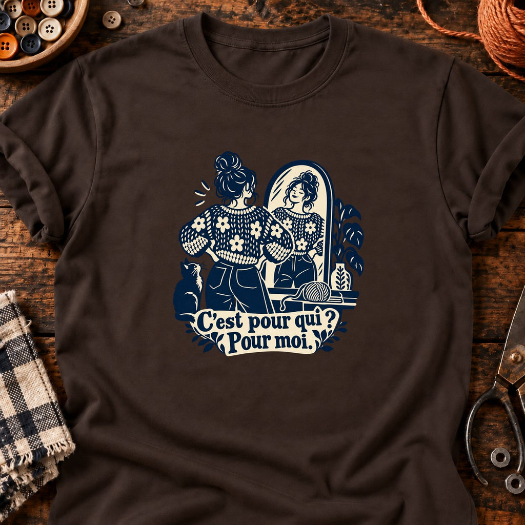 Femme admirant son pull fait main — T-shirt chocolat
