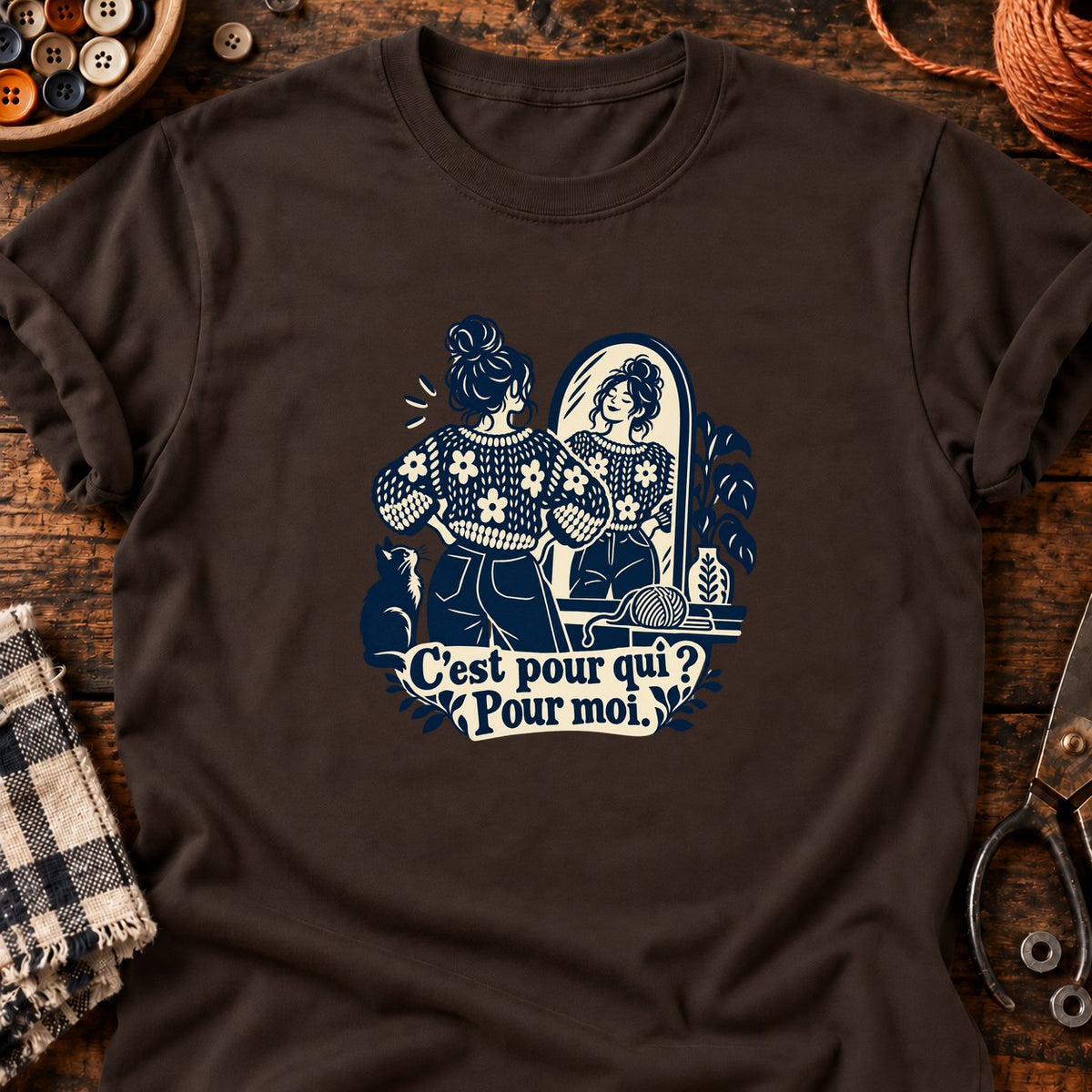Femme admirant son pull fait main — T-shirt chocolat