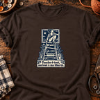 Femme libre sur échelle d’outils — T-shirt chocolat