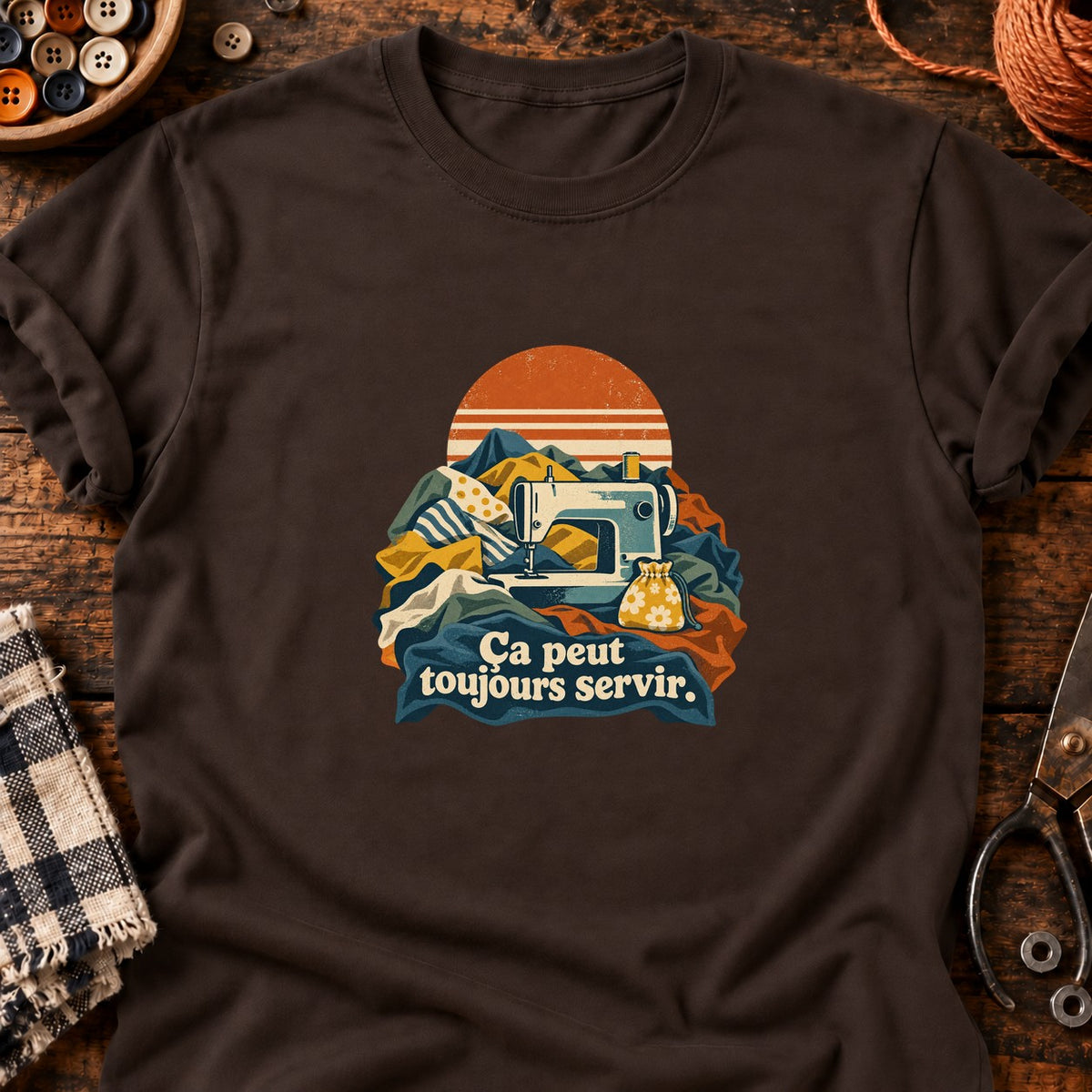 Machine à coudre rétro montagnes de tissu — T-shirt chocolat