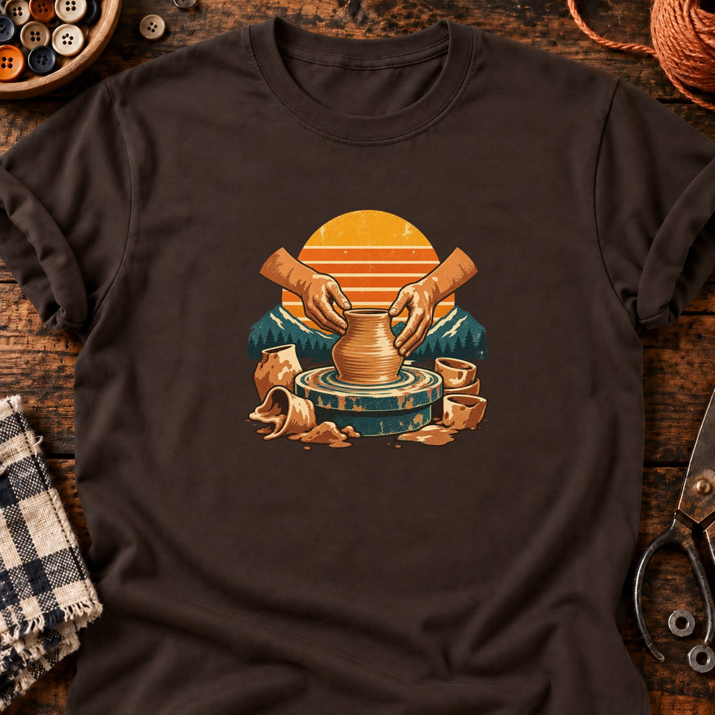 T-shirt Modelage d'argile sur tour de potier, coloris chocolat foncé
