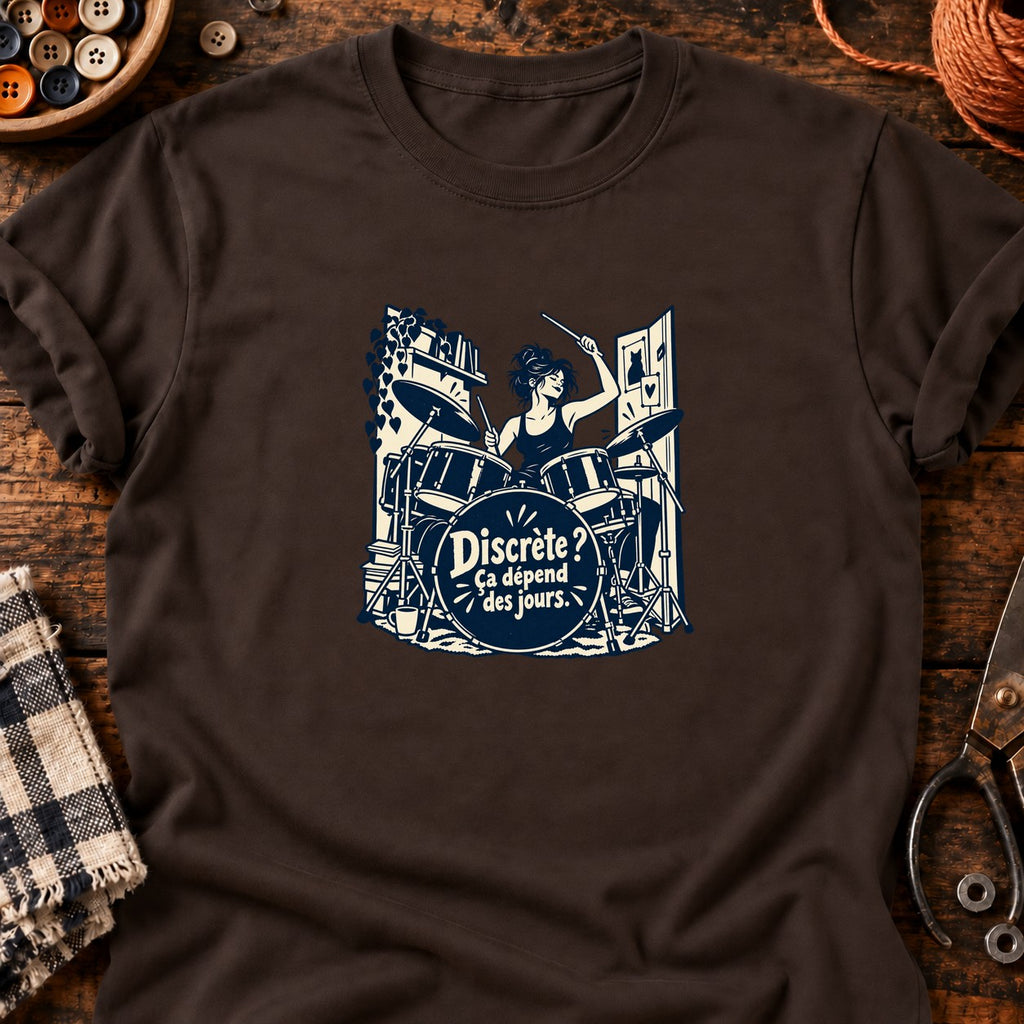 Batteuse dans une toute petite pièce — T-shirt chocolat