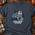 Femme admirant son pull fait main — T-shirt gris anthracite chiné