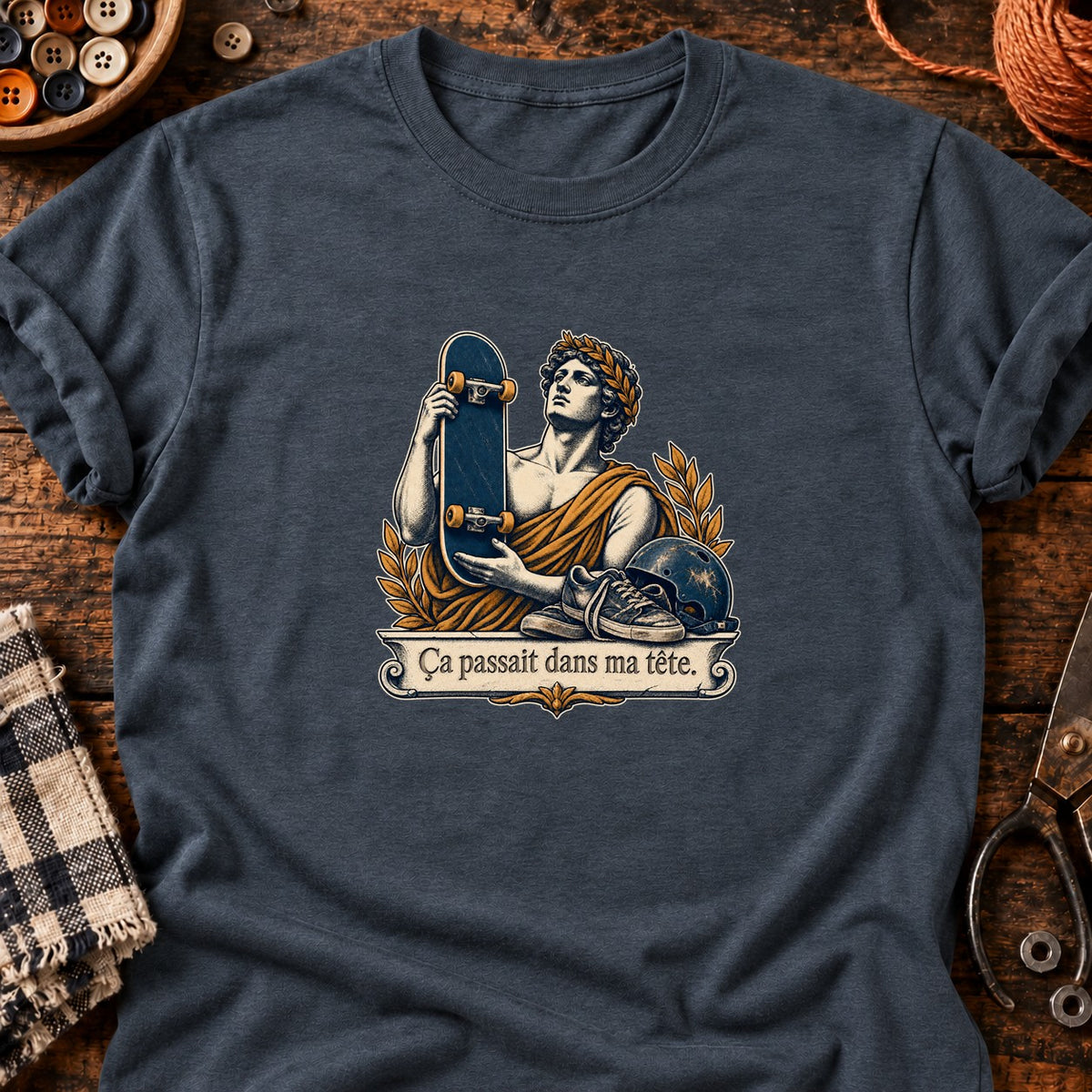Skateboard et chaussures usées — T-shirt gris anthracite chiné