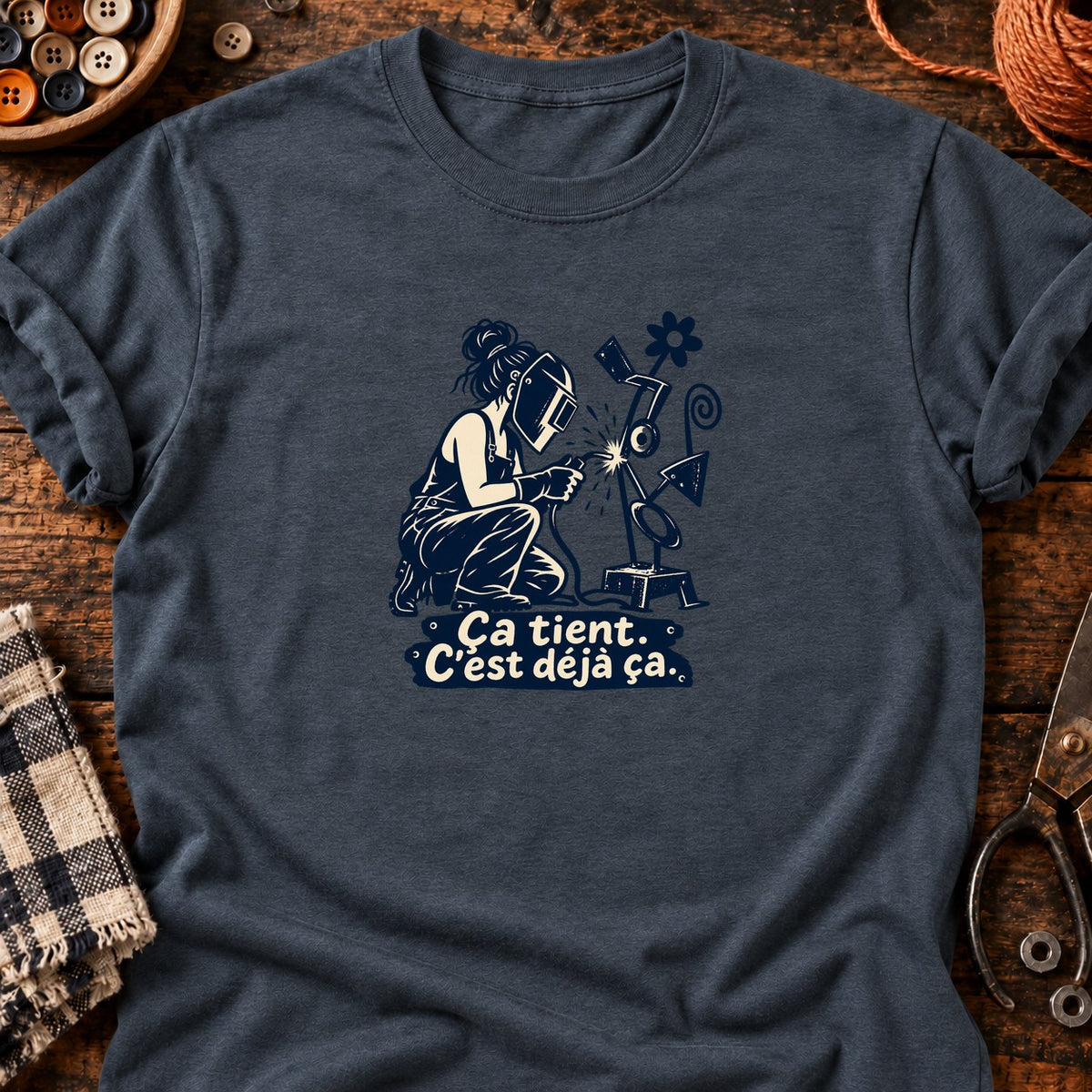 Soudeuse et sculpture bancale — T-shirt gris anthracite chiné
