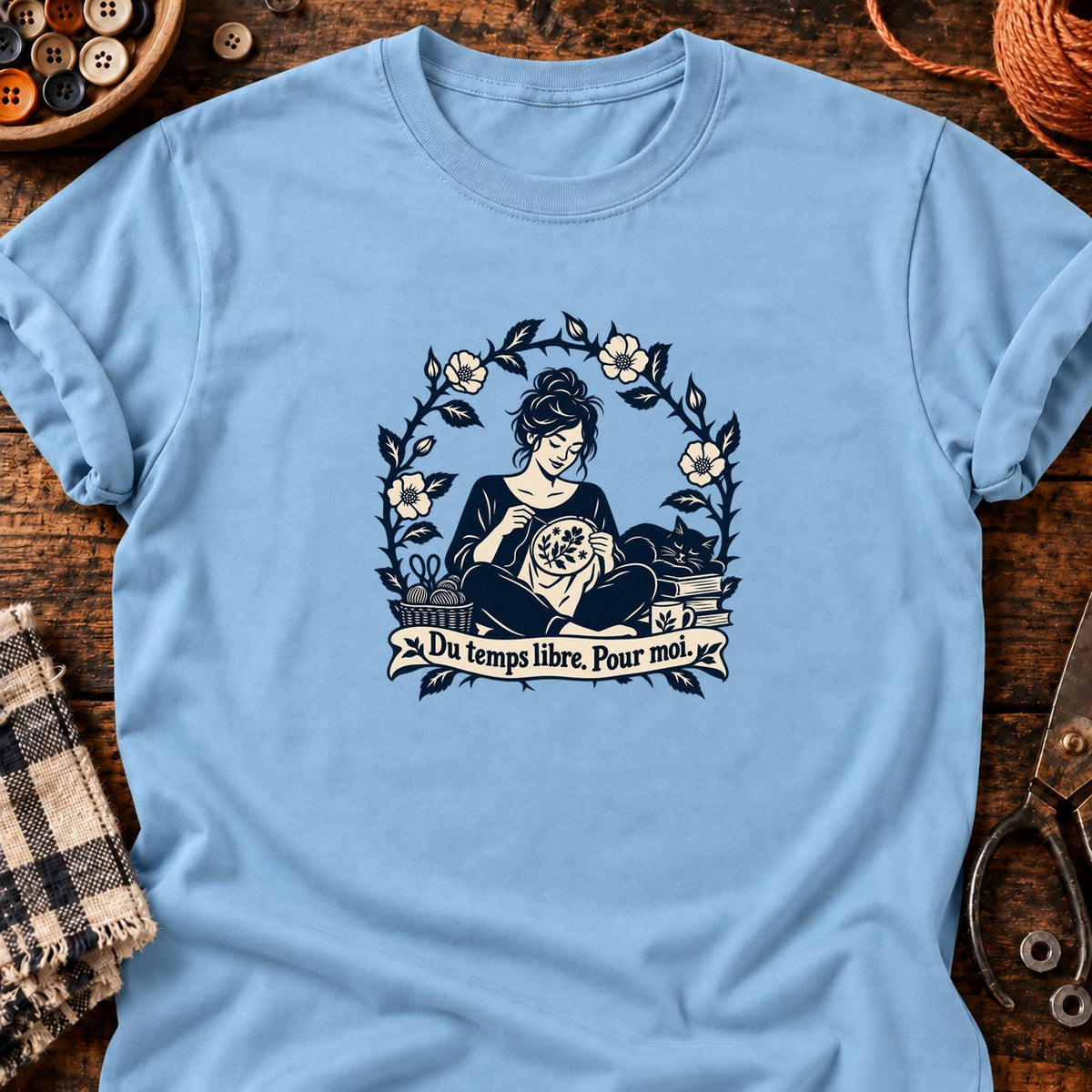 Du temps libre. Pour moi. — Broderie — T-shirt bleu clair