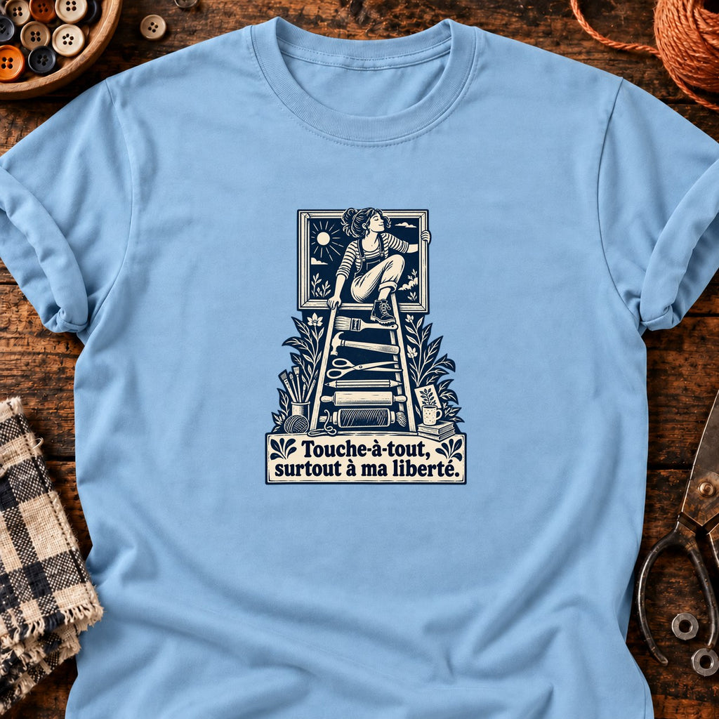 Femme libre sur échelle d’outils — T-shirt bleu clair