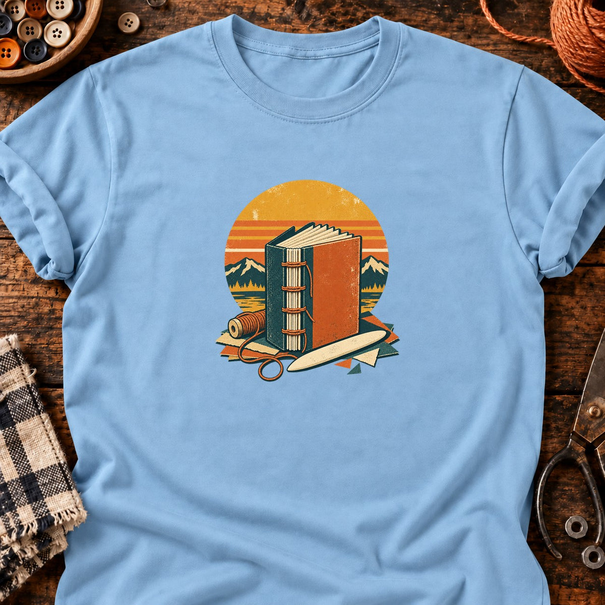 T-shirt Reliure artisanale et carnet cousu, coloris bleu clair