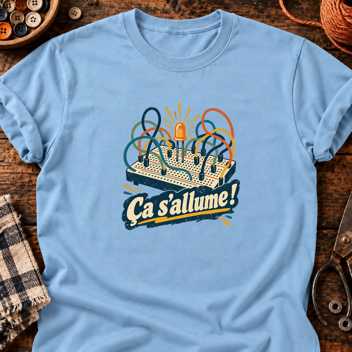 Plaque d’essai et LED — Ça s’allume ! — T-shirt bleu clair