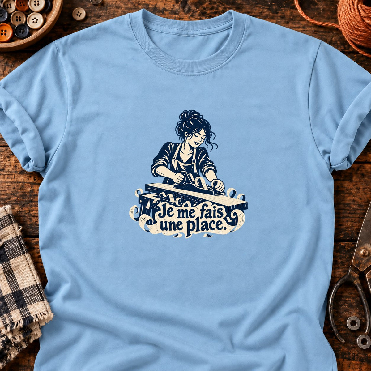 Je me fais une place — Menuiserie — T-shirt bleu clair