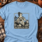 Mes aiguilles. Mes règles. Femme tricotant — T-shirt bleu clair
