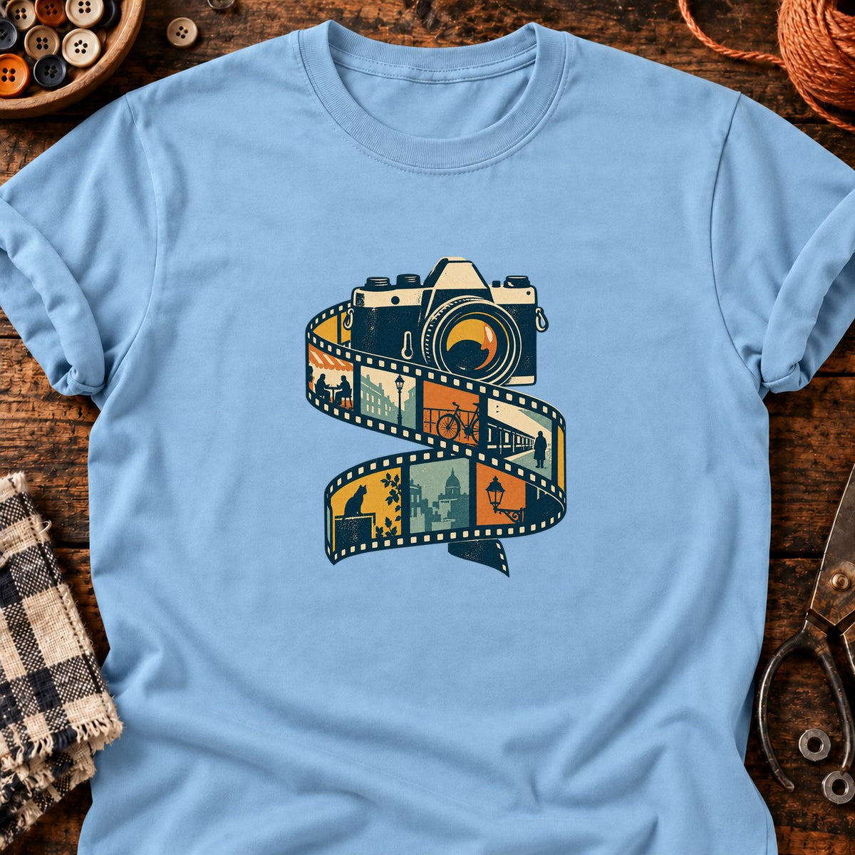 Appareil photo rétro et pellicule urbaine — T-shirt bleu clair
