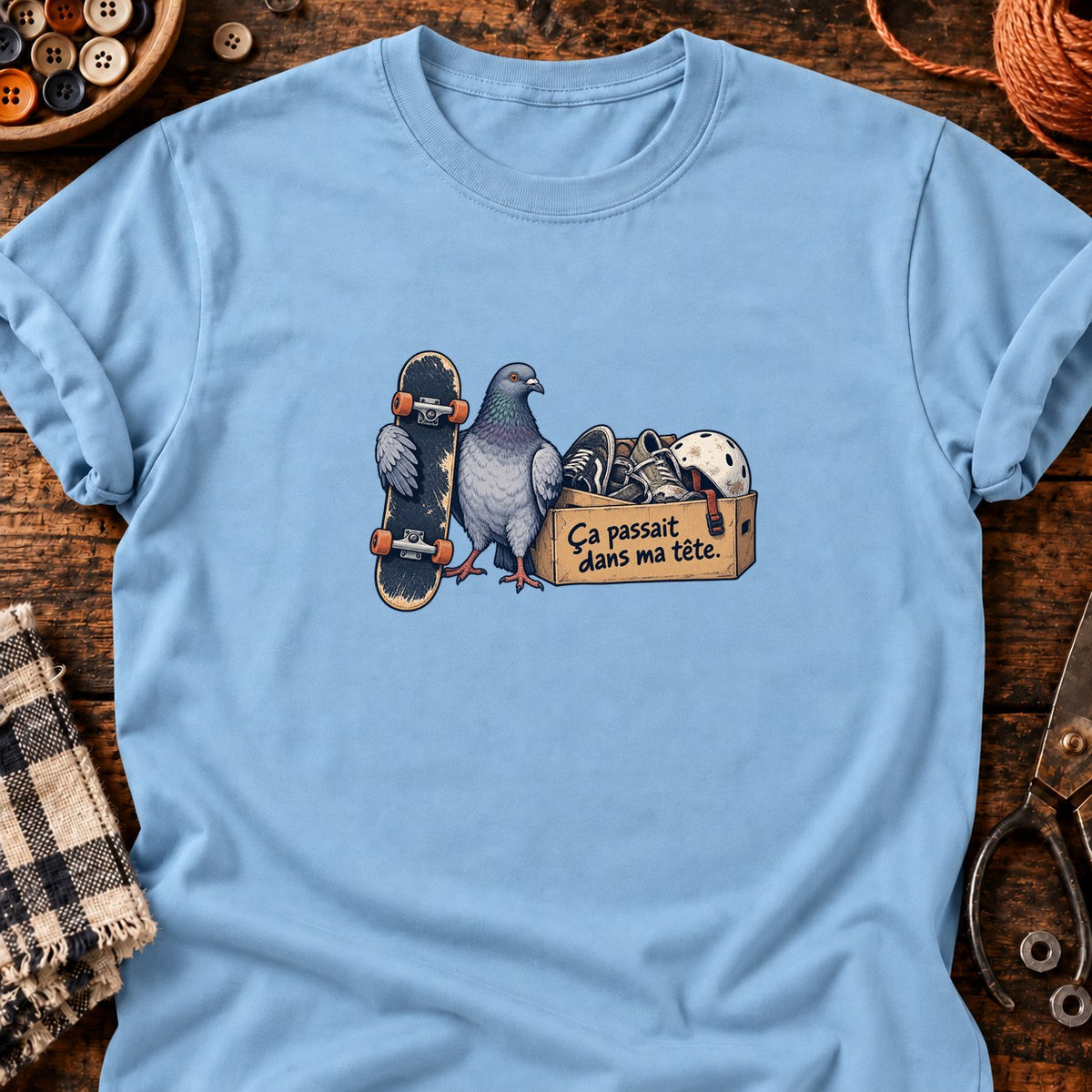 Skate et chaussures usées — T-shirt bleu clair