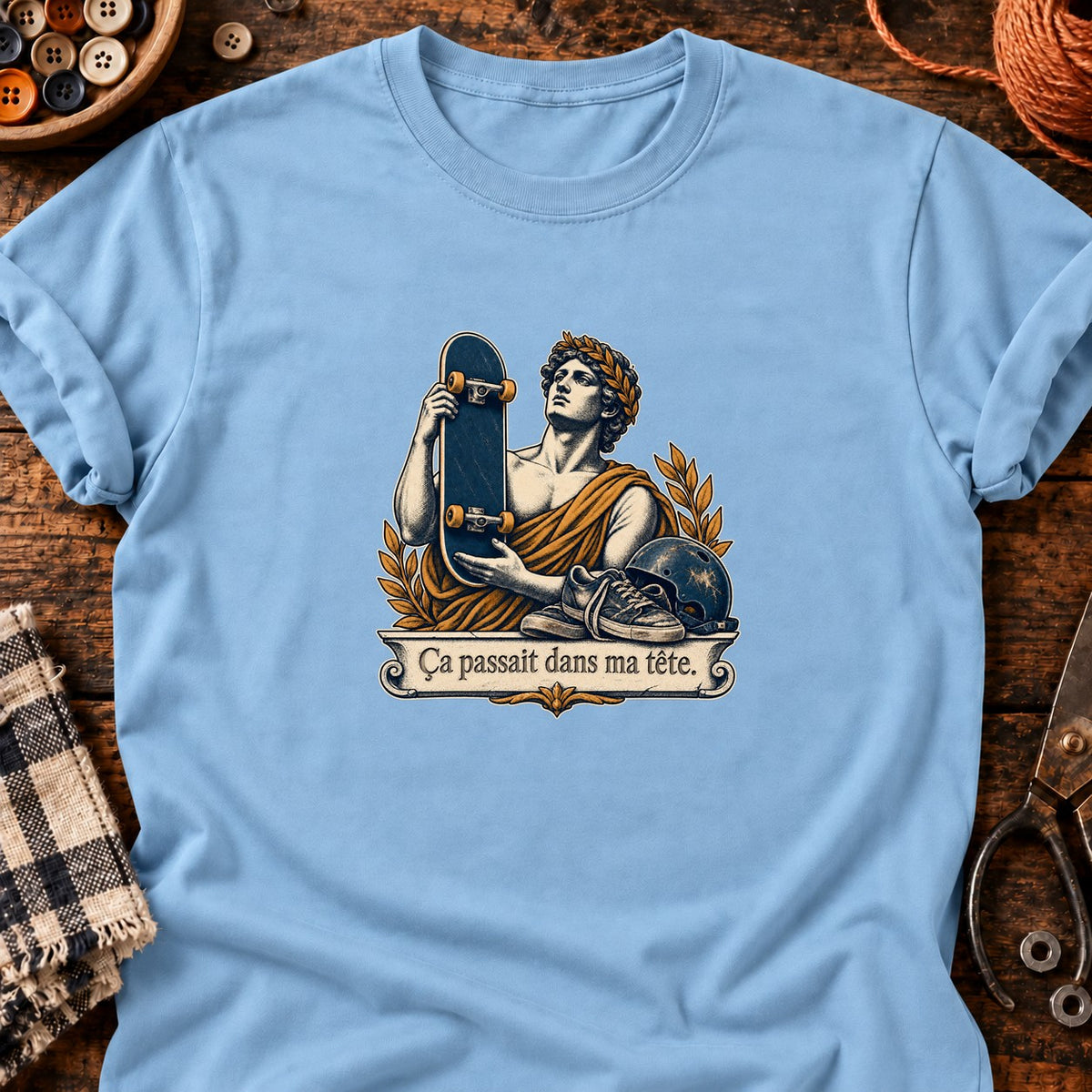Skateboard et chaussures usées — T-shirt bleu clair