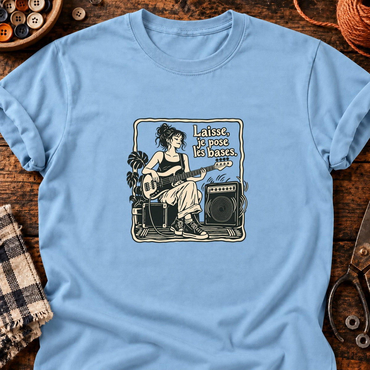 Bassiste au groove affirmé — T-shirt bleu clair