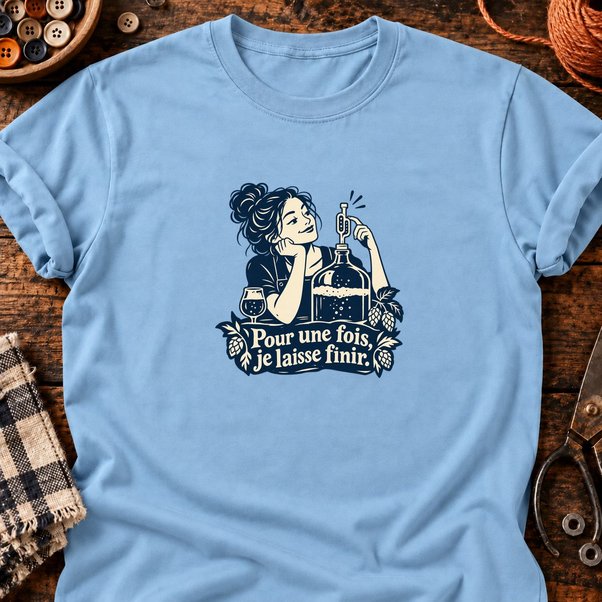 Brasseuse surveillant la fermentation — T-shirt bleu clair