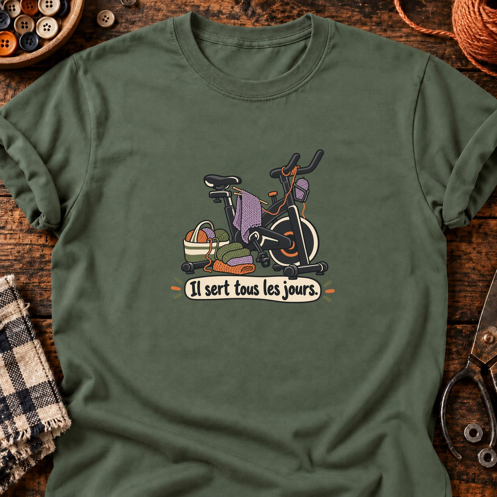 Vélo d’appartement et tricot Il sert tous les jours. — T-shirt vert militaire