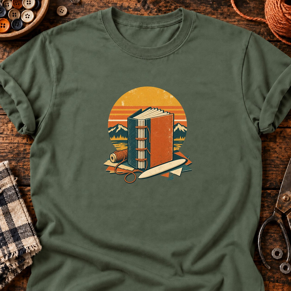 T-shirt Reliure artisanale et carnet cousu, coloris vert militaire
