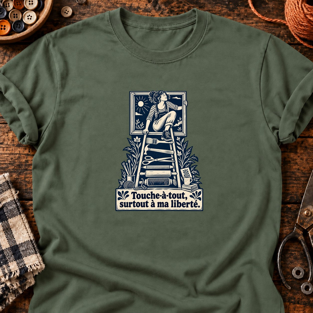 Femme libre sur échelle d’outils — T-shirt vert militaire
