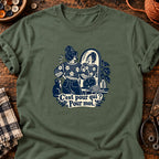 Femme admirant son pull fait main — T-shirt vert militaire