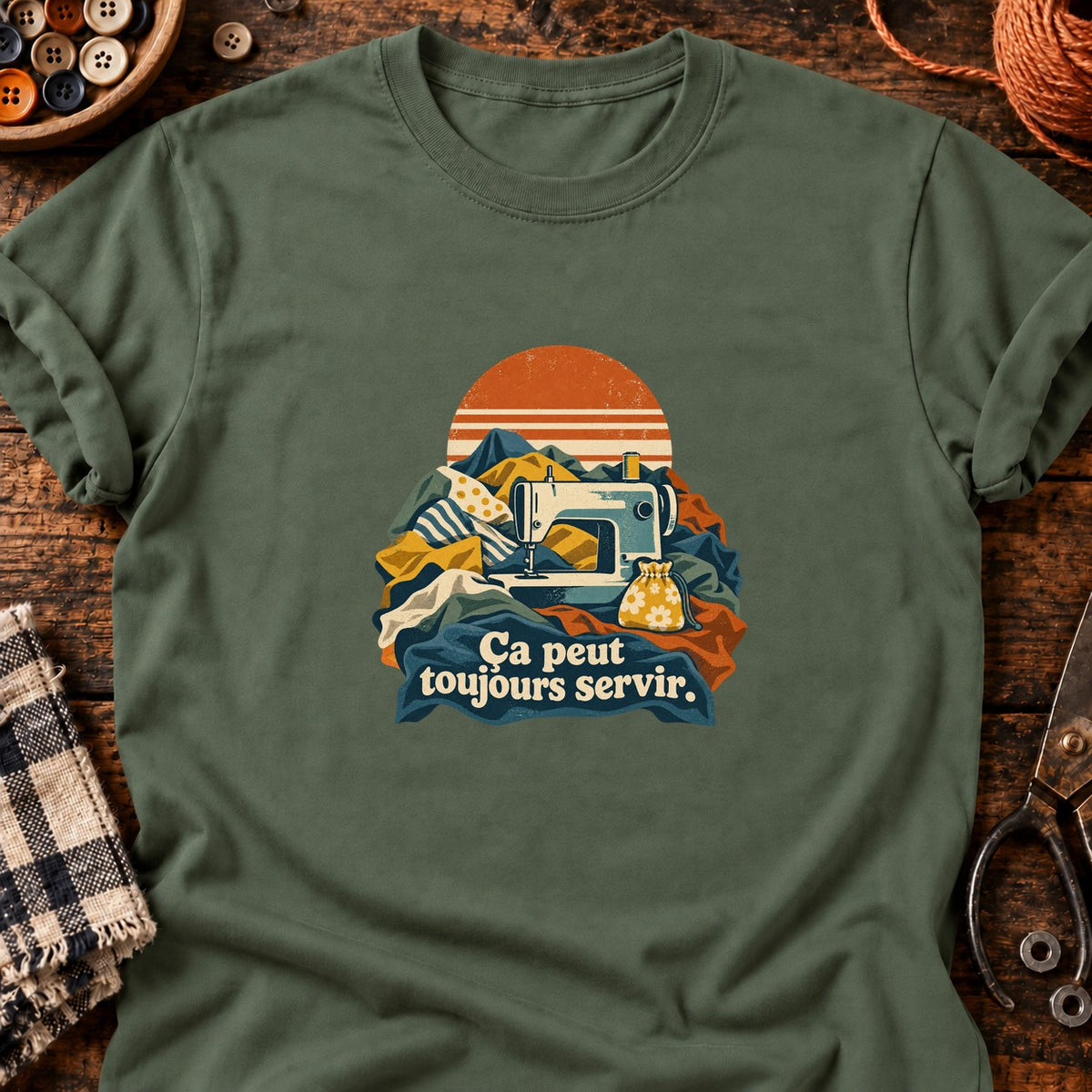 Machine à coudre rétro montagnes de tissu — T-shirt vert militaire