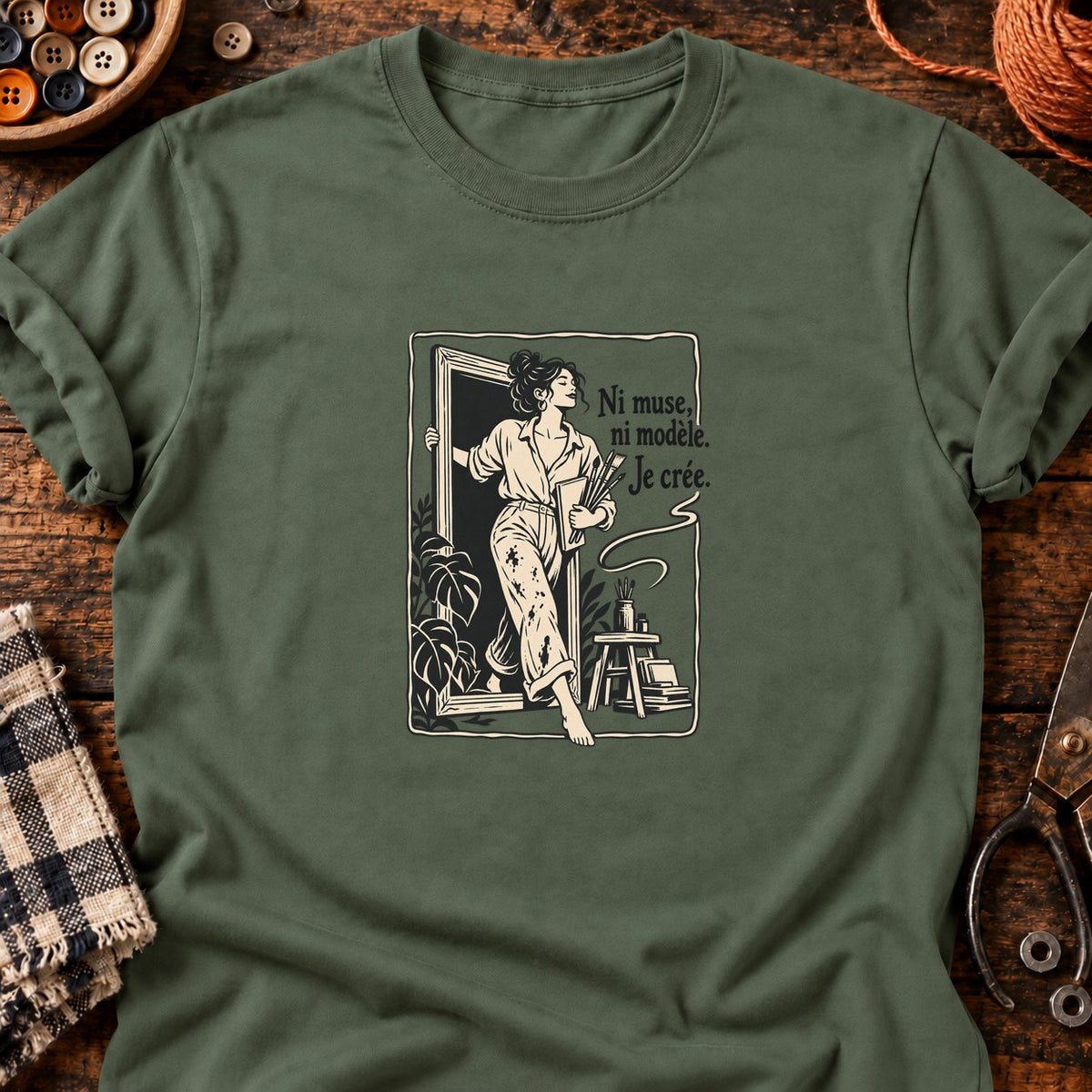 Ni muse, ni modèle. Je crée. — T-shirt vert militaire