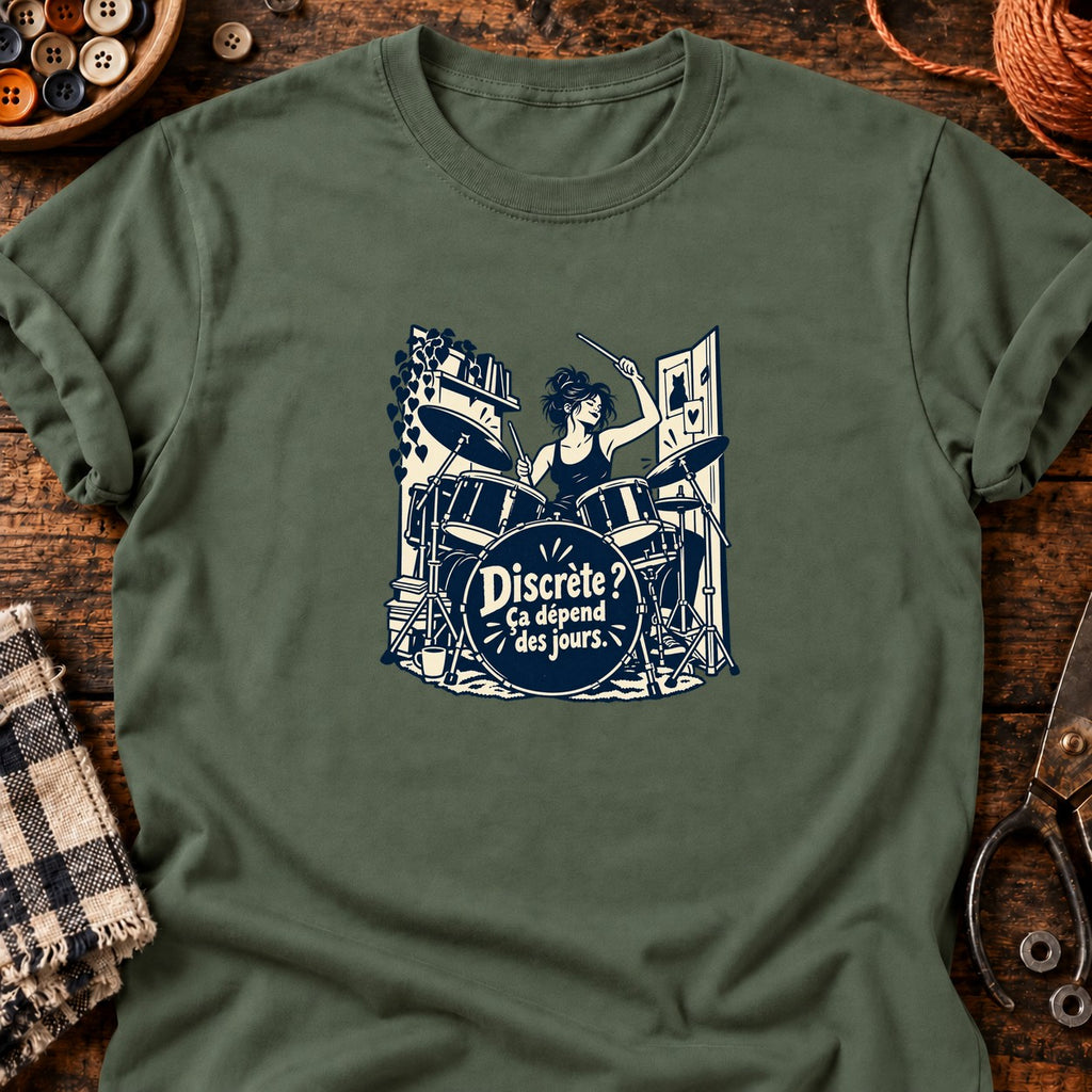 Batteuse dans une toute petite pièce — T-shirt vert militaire