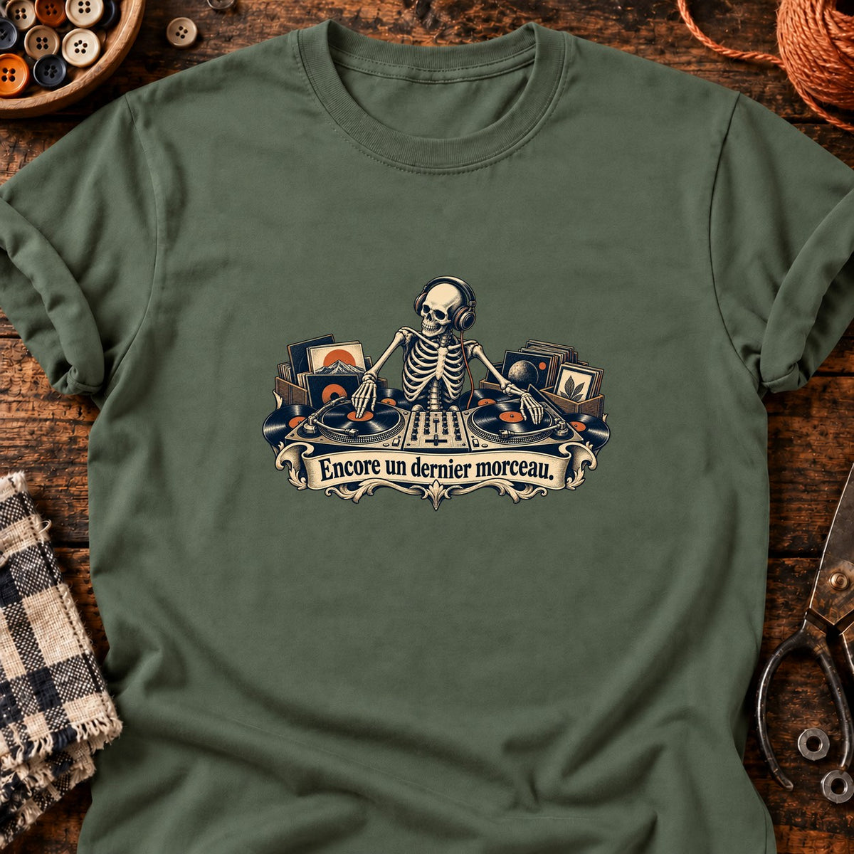Squelette DJ historique — T-shirt vert militaire