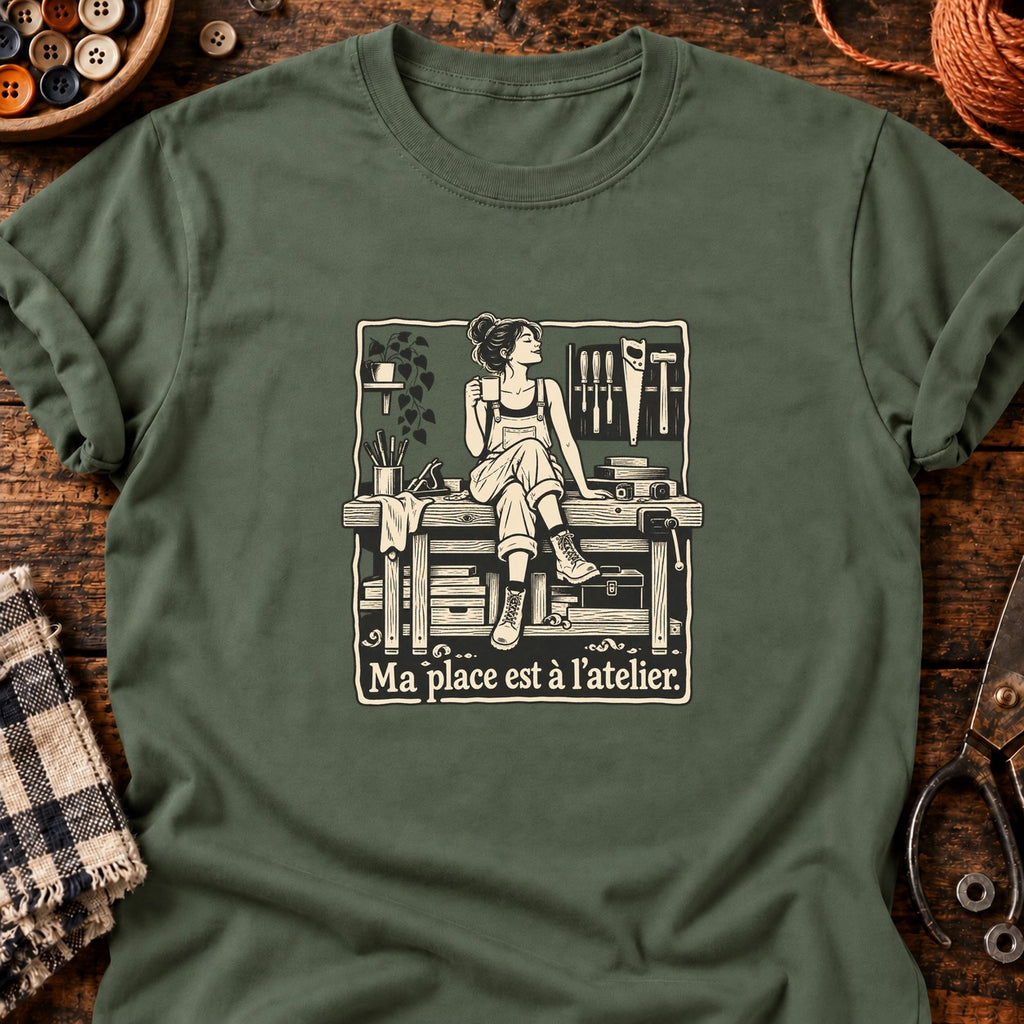 Ma place est à l’atelier. — T-shirt vert militaire