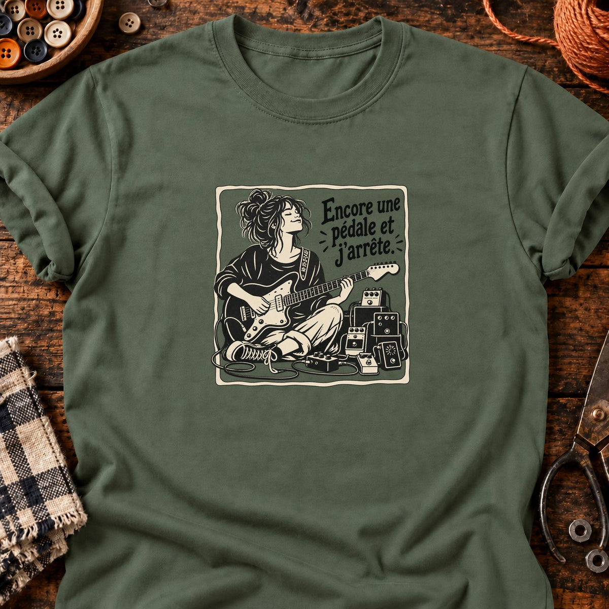 Guitariste et pédales Encore une pédale et j’arrête — T-shirt vert militaire