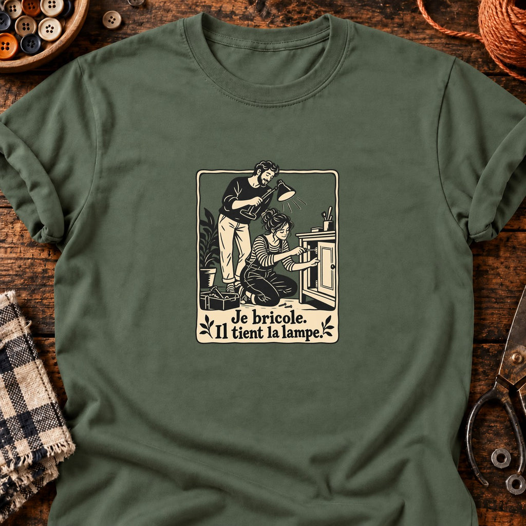 Je bricole. Il tient la lampe. — T-shirt vert militaire