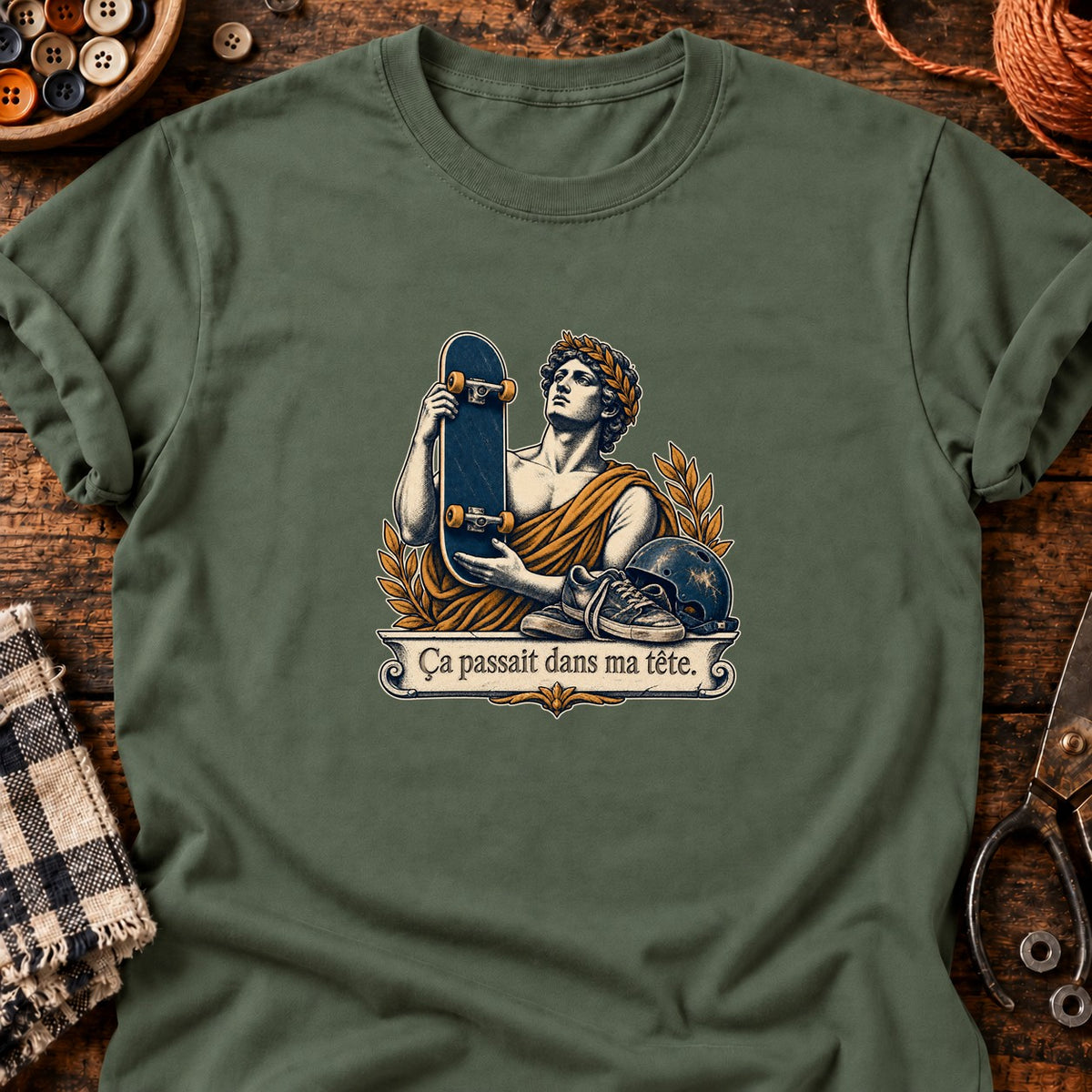 Skateboard et chaussures usées — T-shirt vert militaire