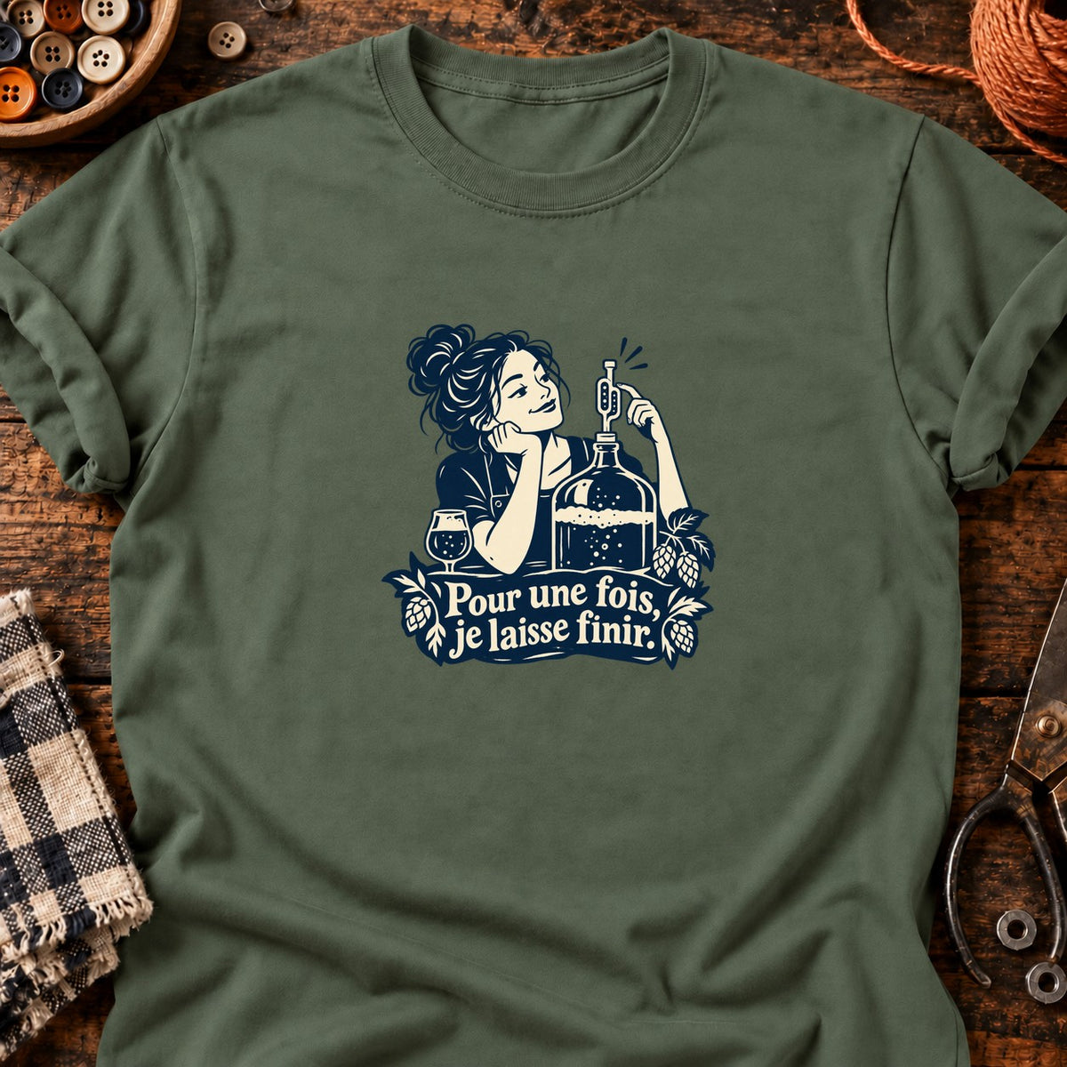 Brasseuse surveillant la fermentation — T-shirt vert militaire