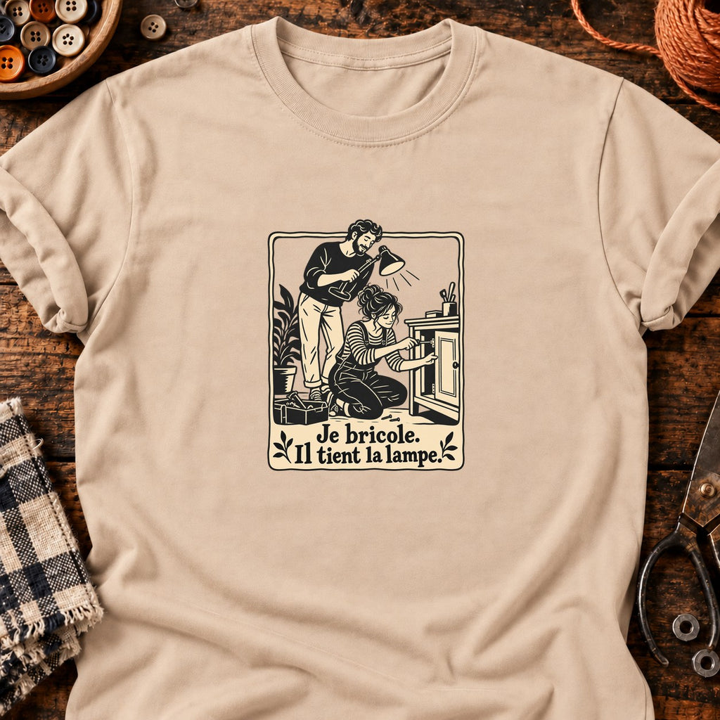 Je bricole. Il tient la lampe. — T-shirt naturel