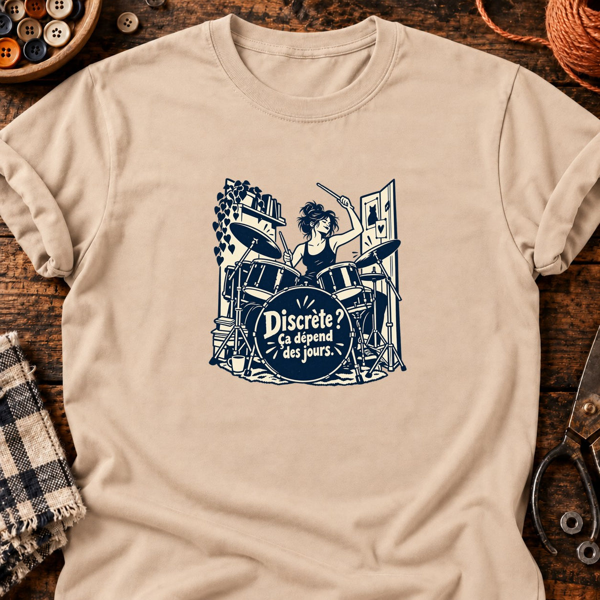 Batteuse dans une toute petite pièce — T-shirt naturel