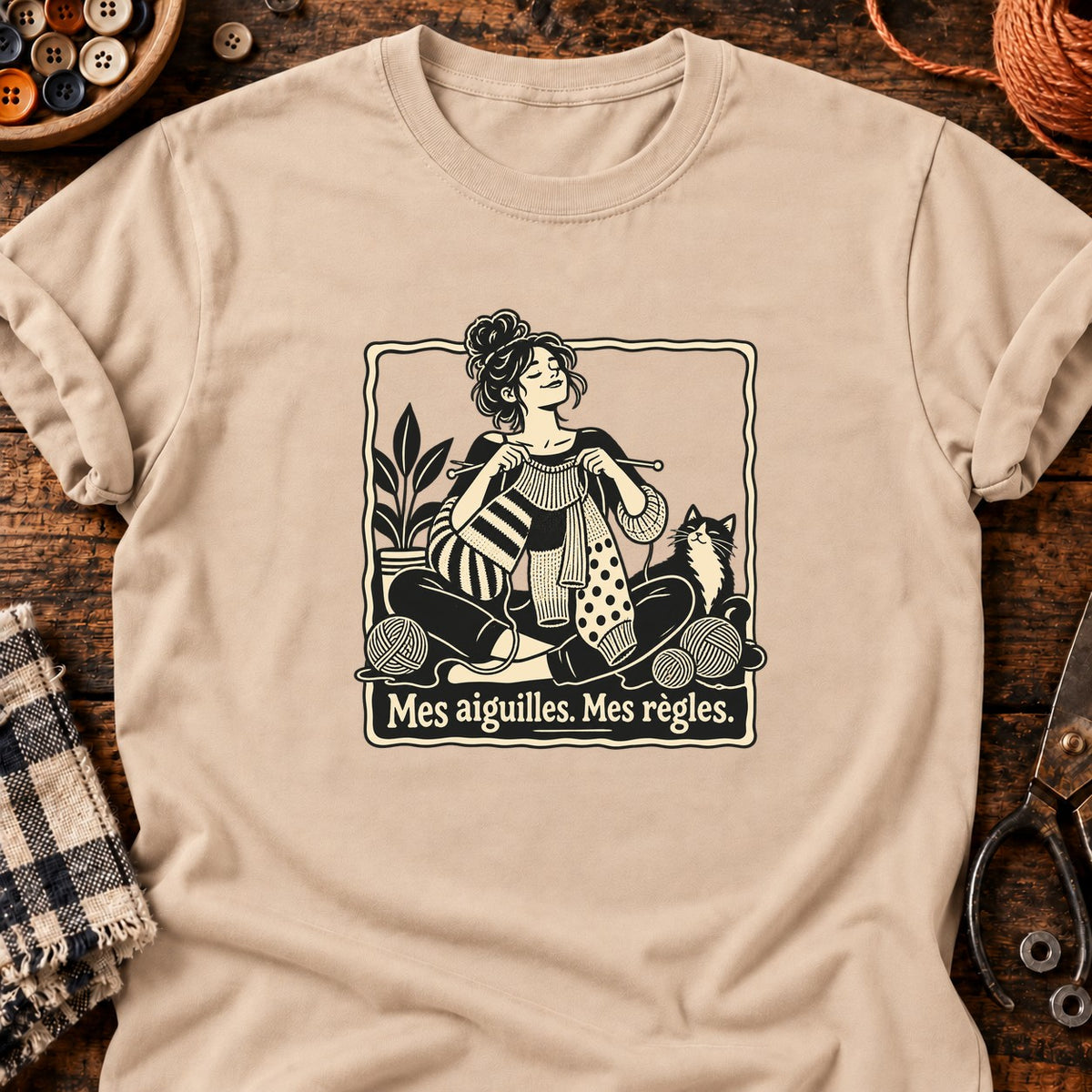 Mes aiguilles. Mes règles. Femme tricotant — T-shirt naturel