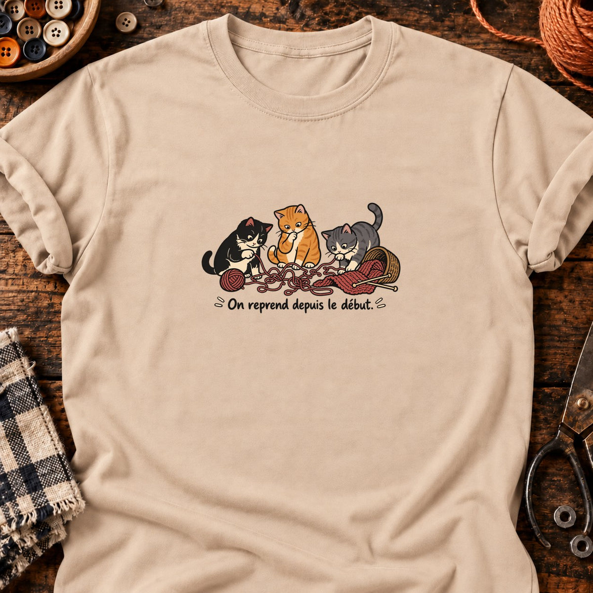 Trois chats et la laine emmêlée — T-shirt naturel