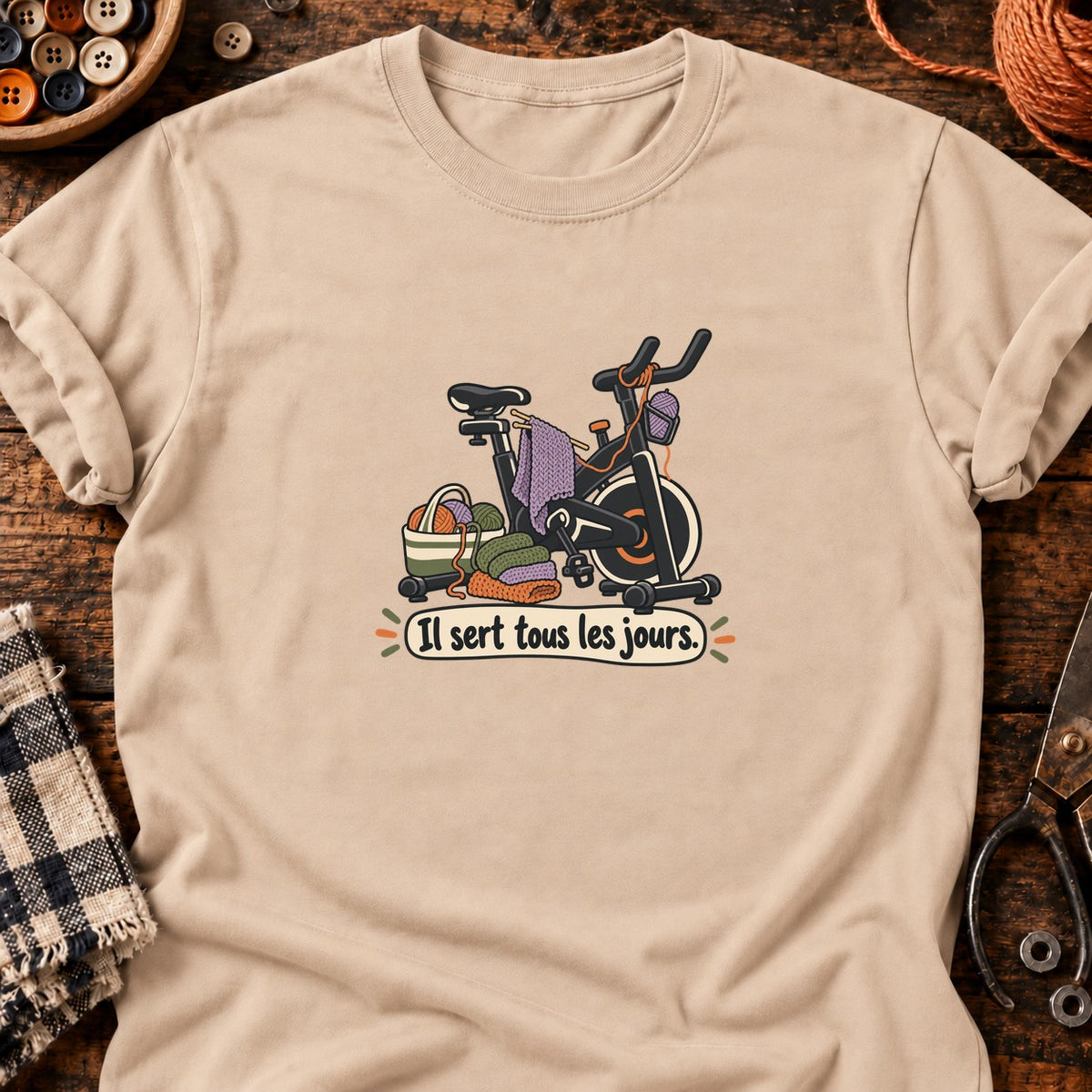 Vélo d’appartement et tricot Il sert tous les jours. — T-shirt naturel
