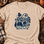 Femme admirant son pull fait main — T-shirt naturel