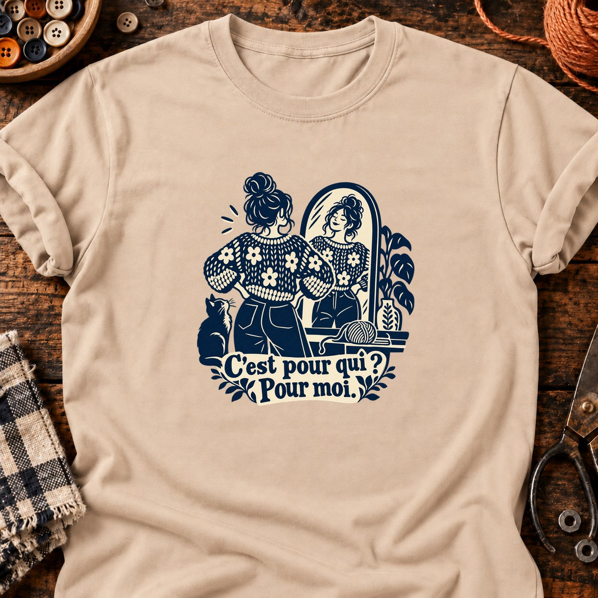 Femme admirant son pull fait main — T-shirt naturel