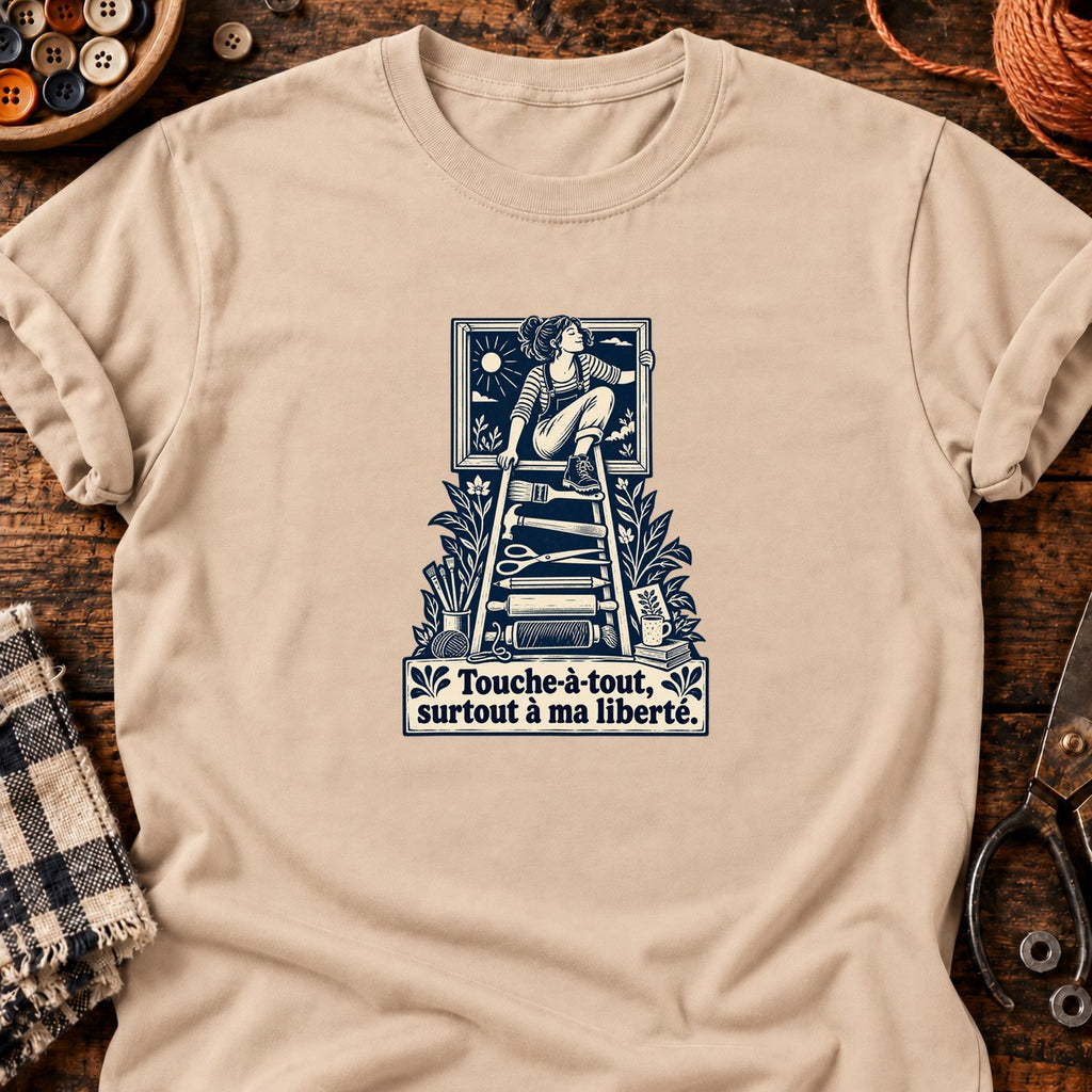 Femme libre sur échelle d’outils — T-shirt naturel