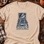 Femme libre sur échelle d’outils — T-shirt naturel