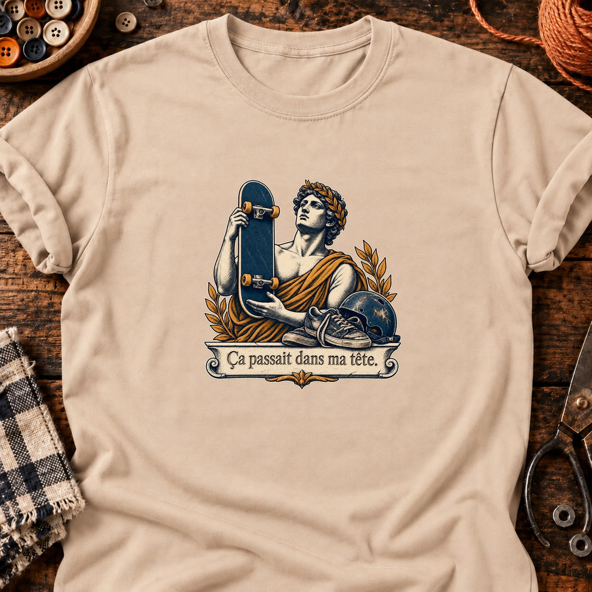 Skateboard et chaussures usées — T-shirt naturel
