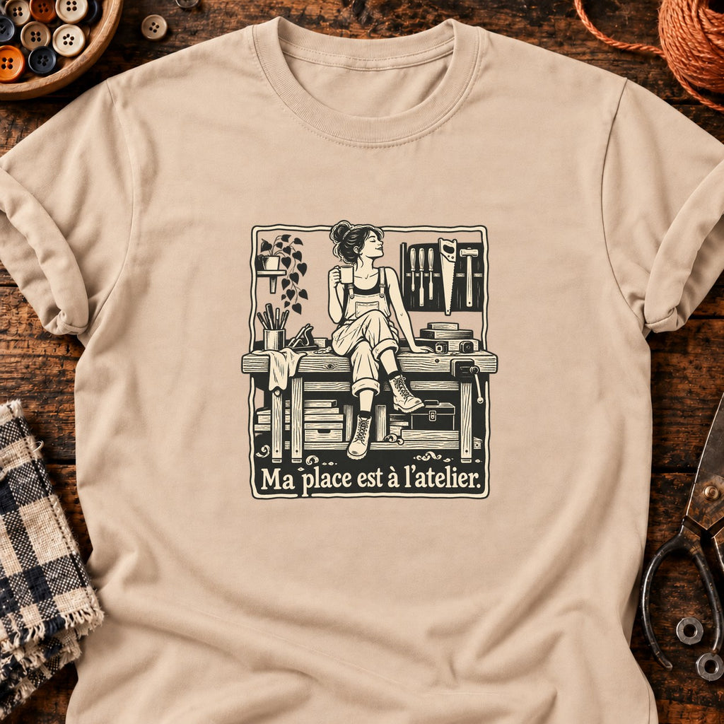 Ma place est à l’atelier. — T-shirt naturel