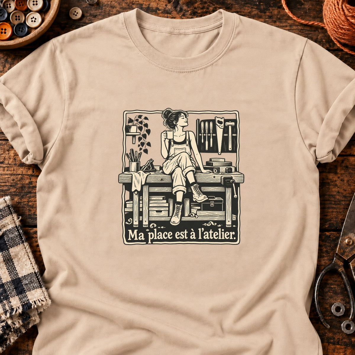 Ma place est à l’atelier. — T-shirt naturel