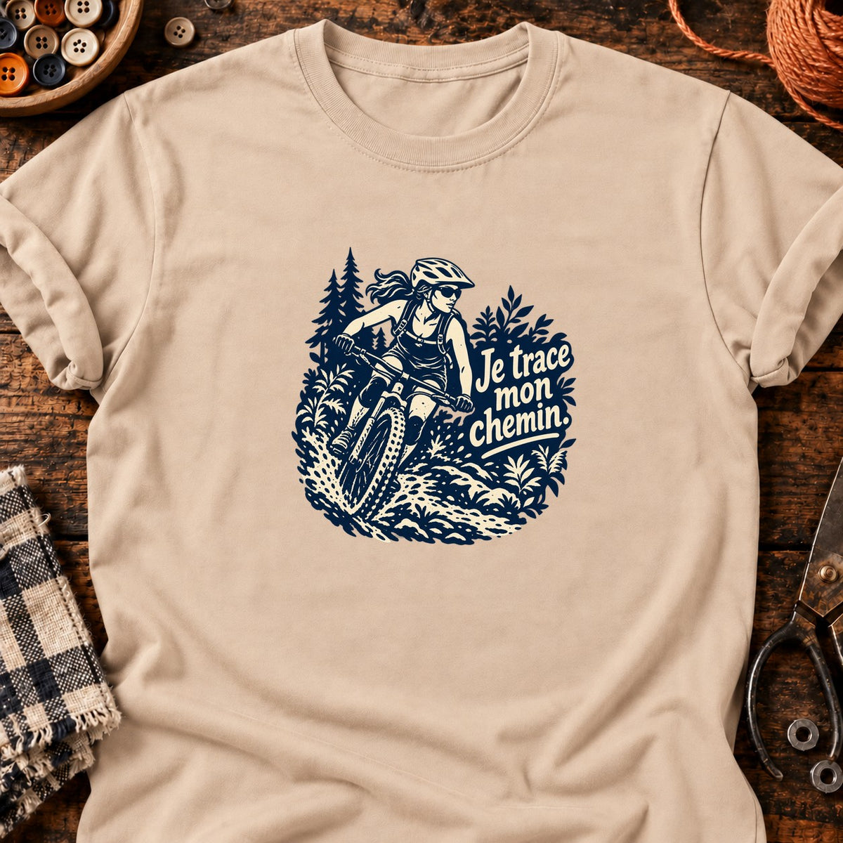 VTT femme en forêt boueuse — T-shirt naturel