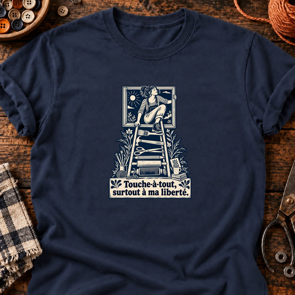 Femme libre sur échelle d’outils — T-shirt bleu marine