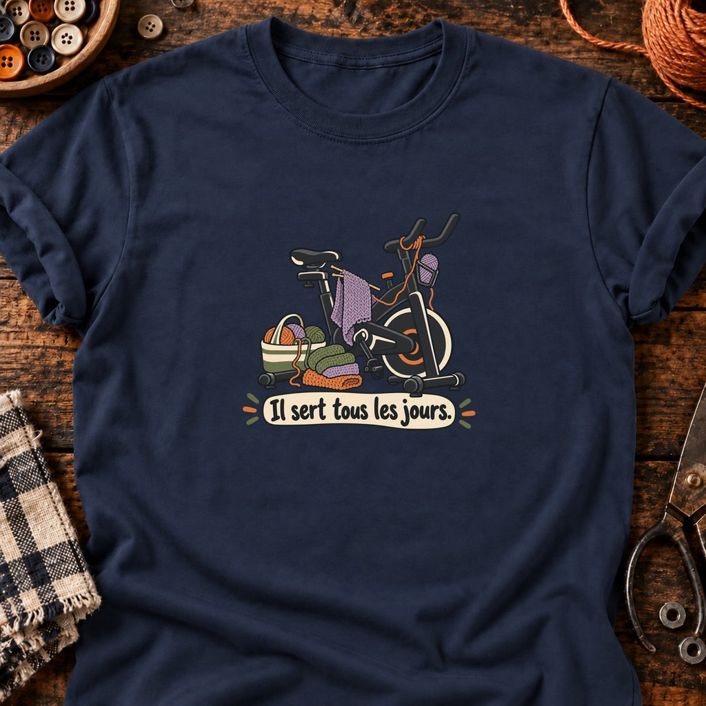 Vélo d’appartement et tricot Il sert tous les jours. — T-shirt bleu marine