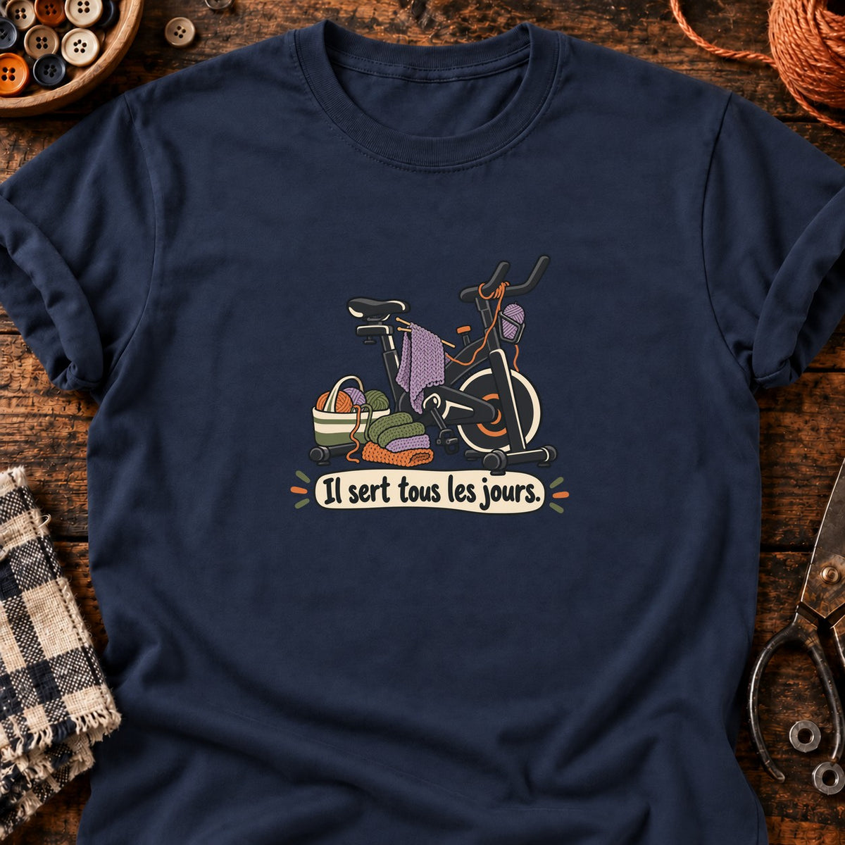 Vélo d’appartement et tricot Il sert tous les jours. — T-shirt bleu marine
